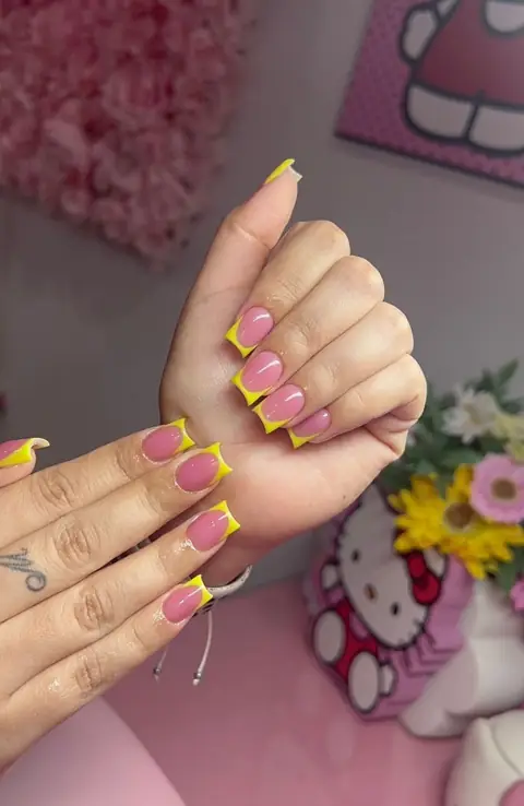 Uñas rosadas con francesita amarilla